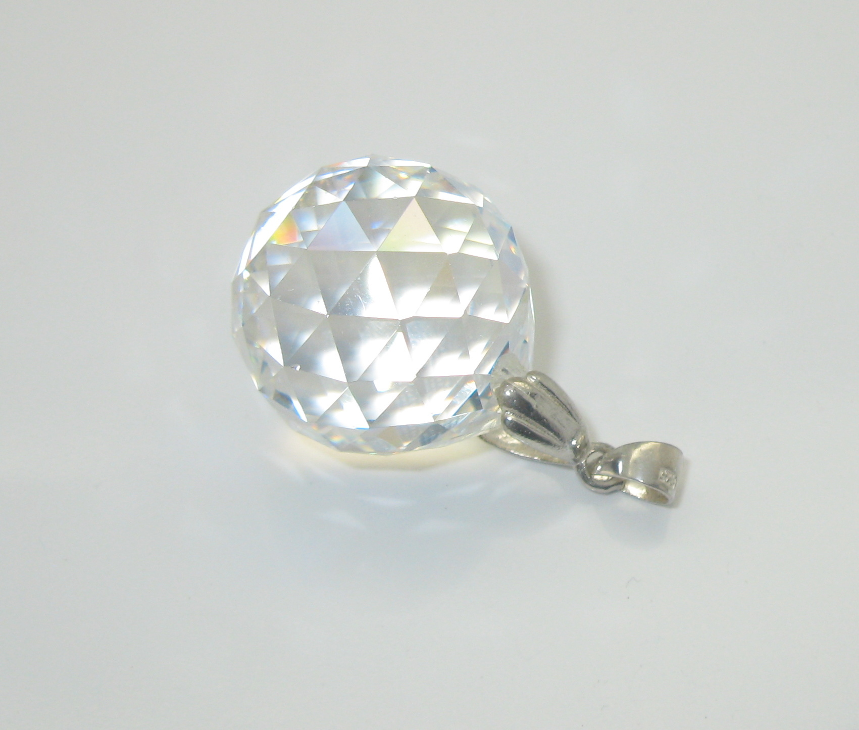 Prívesok Swarovski elements bíly meňavý