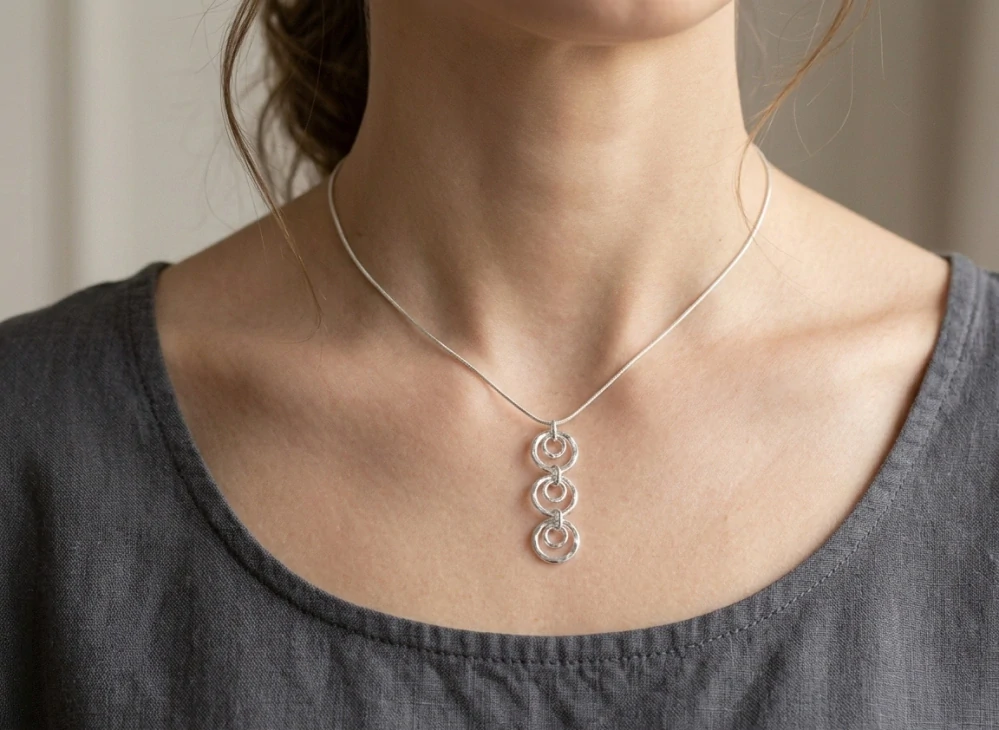 Šperky Nina - Strieborný náhrdelník „Trio kruhu“ 925/1000 – minimalistický design - nahr ag H 005