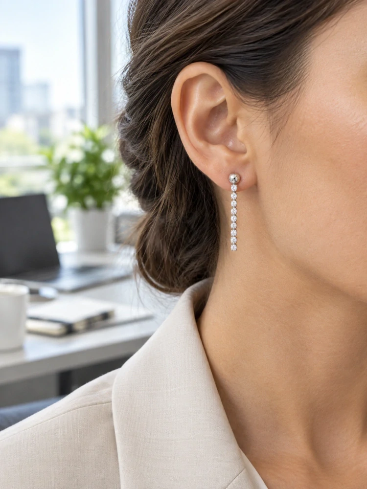 Šperky Nina – Strieborné náušnice s líniou čírych zirkónov (22 mm) - ns kam 507