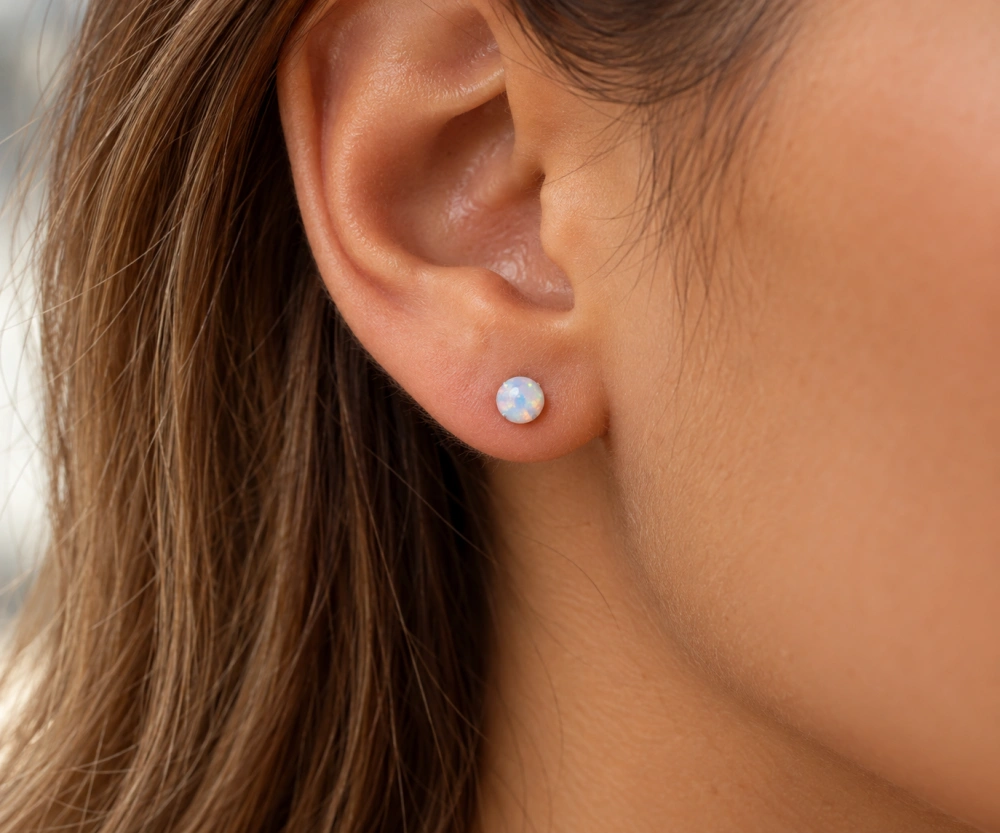 Šperky Nina – Strieborné náušnice Biely opál napichovačky (3 mm, 0,5 g) 925/1000 - ns kam 510